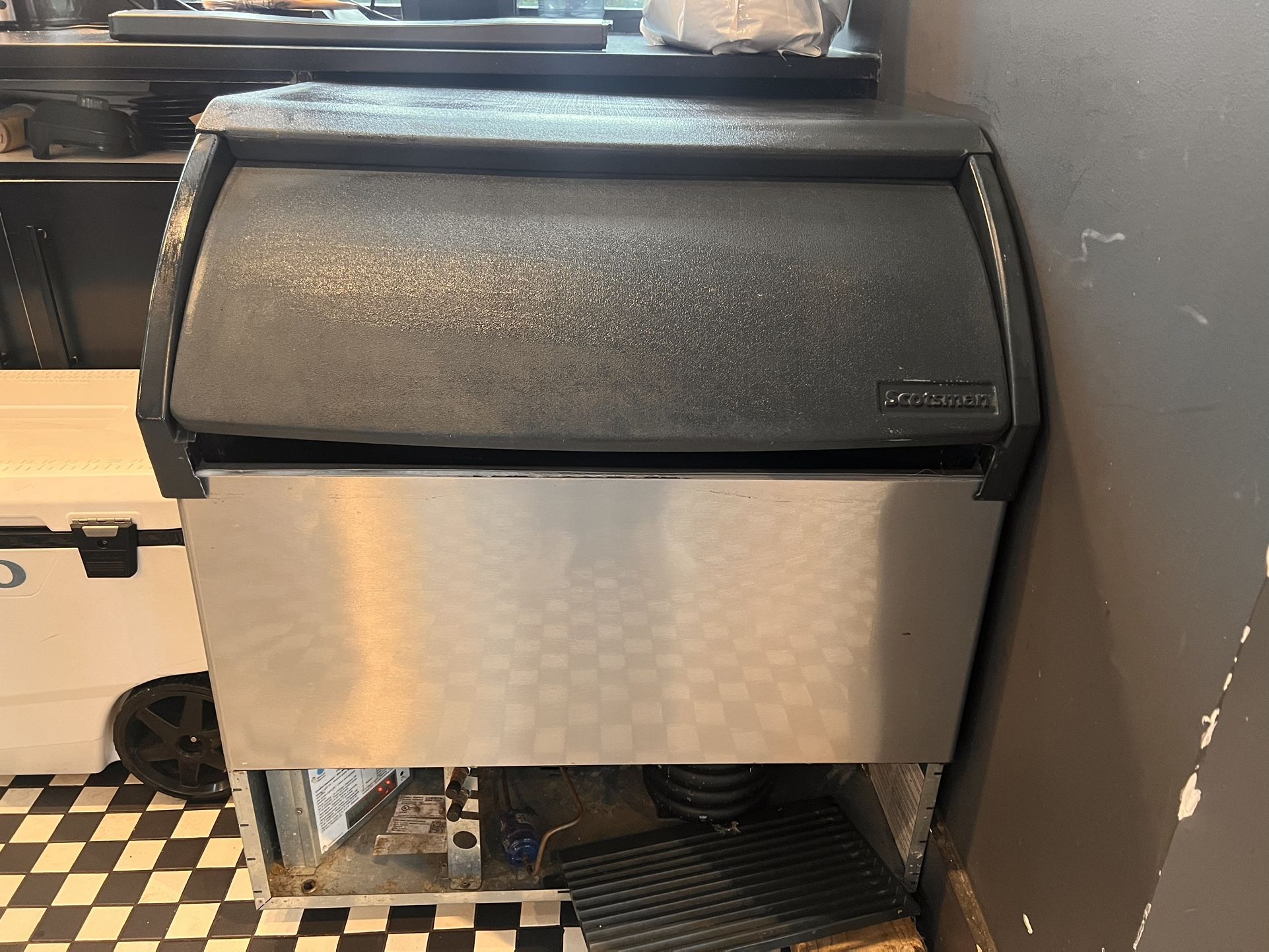 Scotsman Commercial ice Machine NEED GONE TODAY (please Read Description)