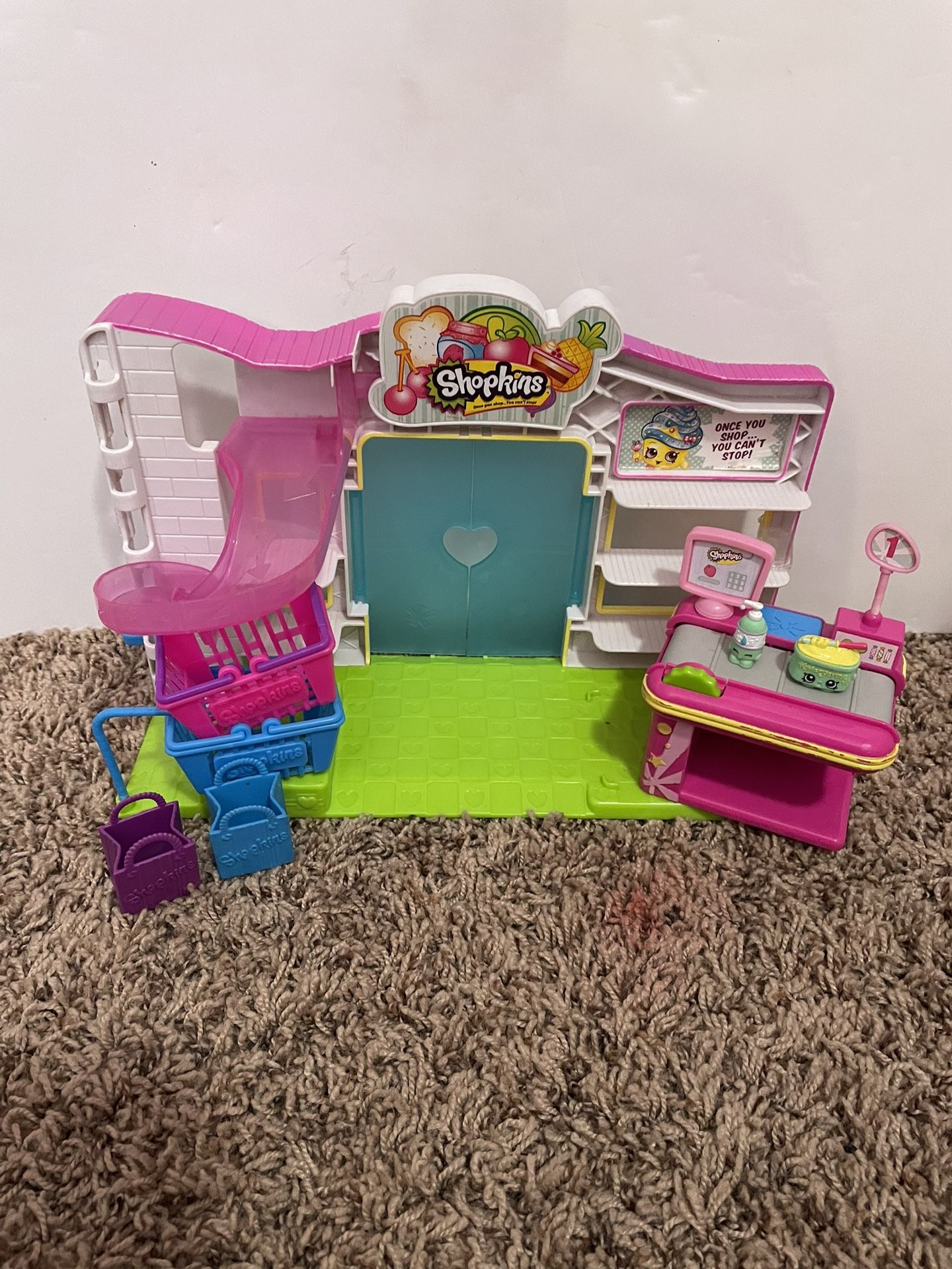 2015 Shopkins Small Mart With 2 Exclusive Shopkins