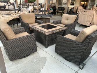 Luxury Patio Agio 5 PC Fire Pit Chat Set. Beautiful Condition 