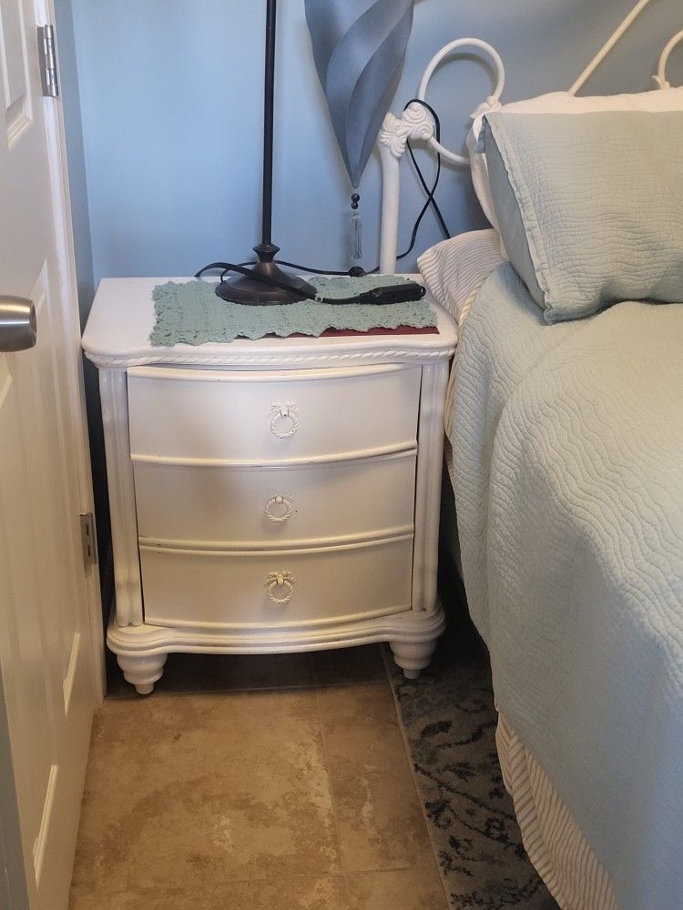 Side Dresser Table And Full metal Bed Set $140.00