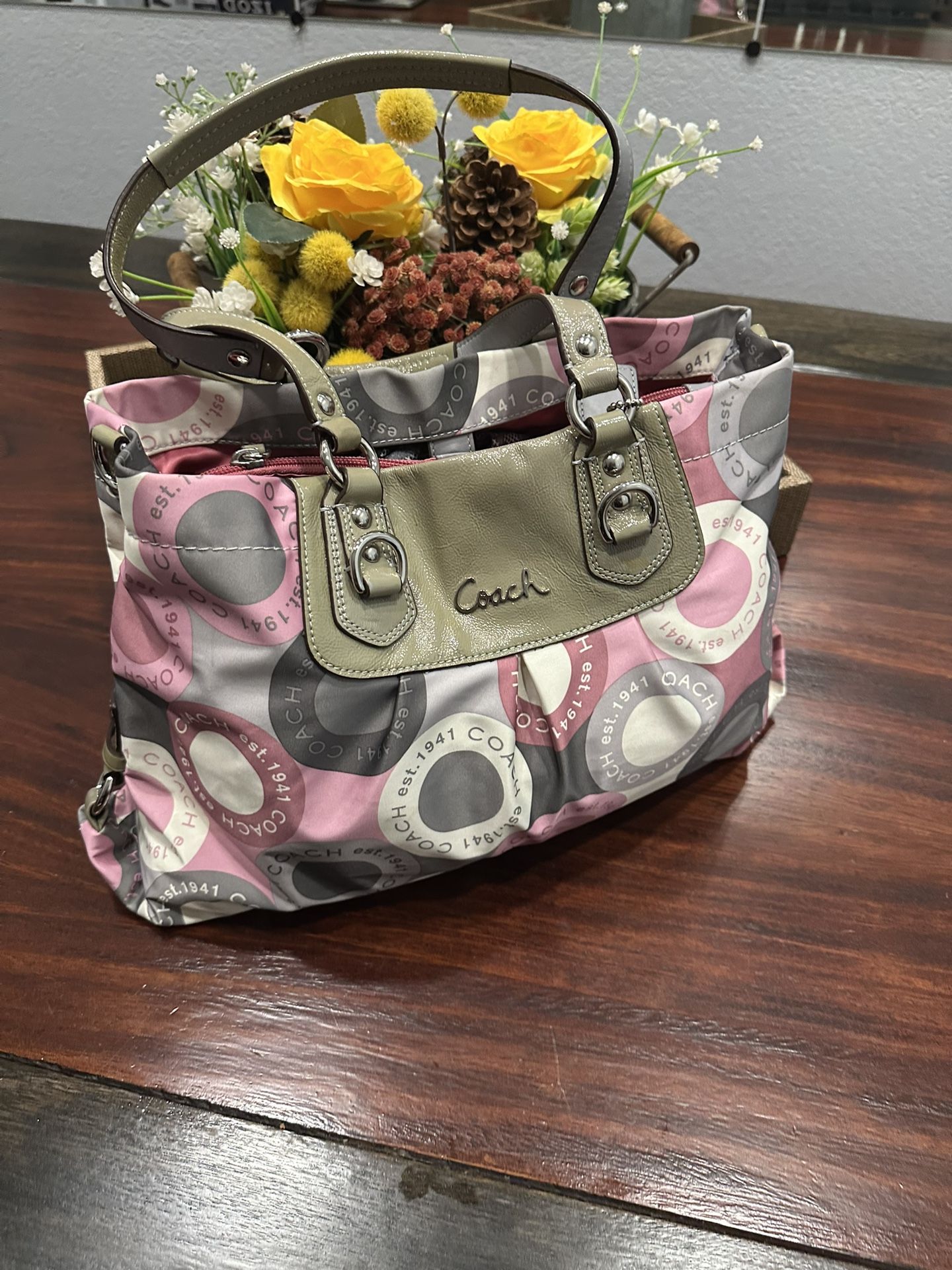 Coach Women’s Shoulder Bag Signature Stitch