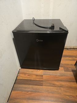 Midea Mini Fridge