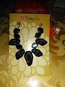 Collar negro con incrustaciones transparente en las cuentas negras.