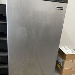 Mini Refrigerator w/ Freezer Magic Chef