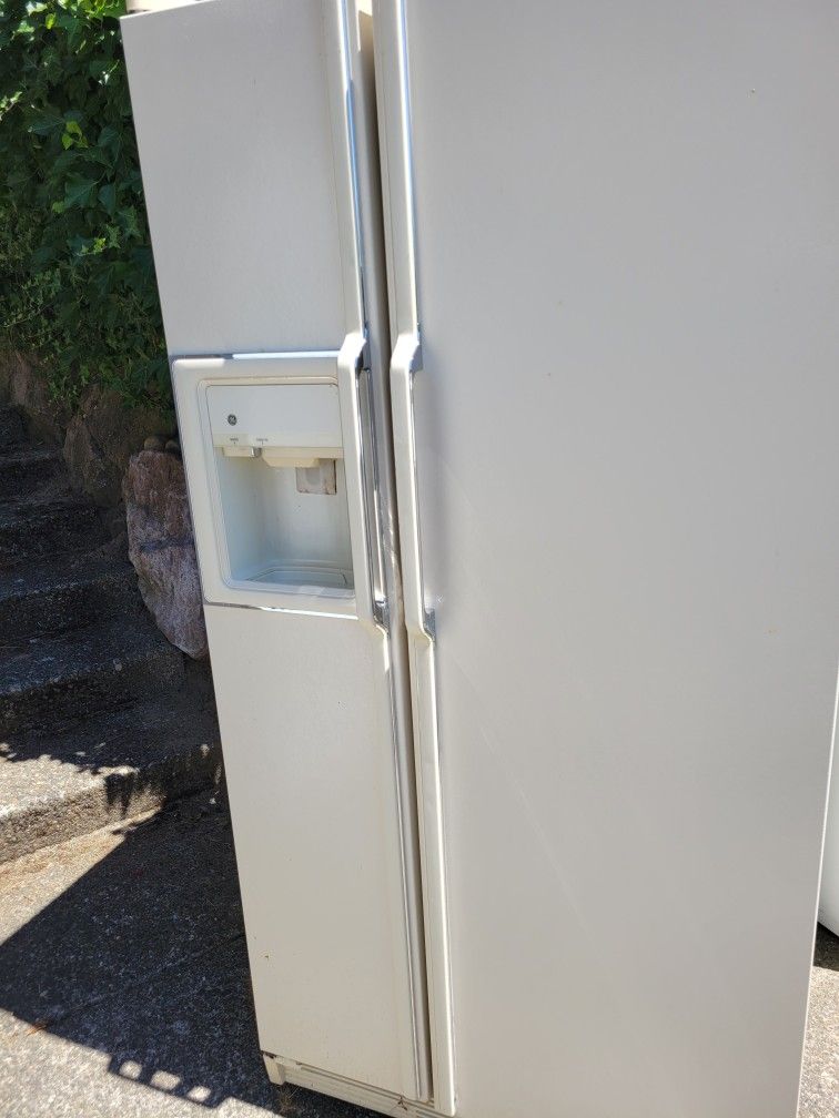 Refrigerator freezer side by side works great