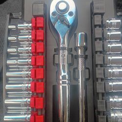 20 Piece Ratchet And Socket Set 