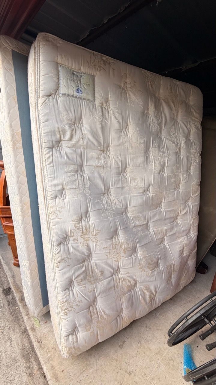 Queen mattress and box spring/ used/ free delivery for Sale in San ...