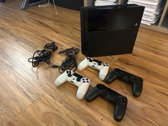 Sony PS4 500GB Bundle – 4 Genuine Controllers – Factory Reset – $220 OBO
