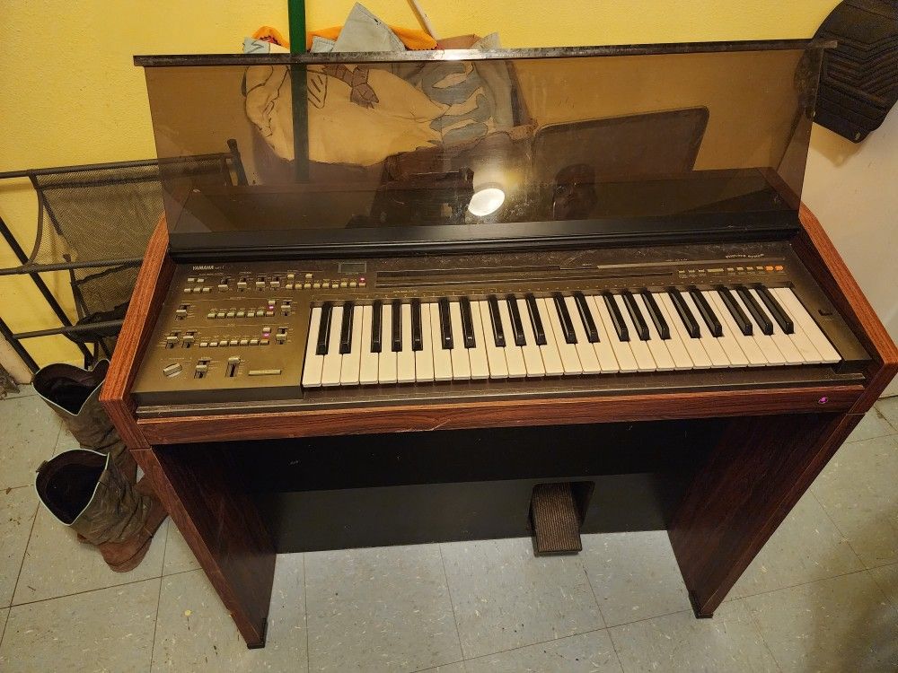 Yamaha MR1 piano/organ