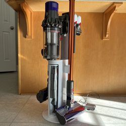 New Unopened Dyson Cyclone V10 Dok with 5 Additional Tools (No Vacuum)