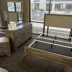 Gorgeous Rustic Oak Queen Bedroom Set 