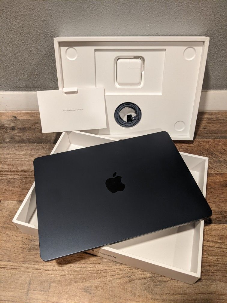 MacBook Air M2 13.6" with AppleCare Warranty