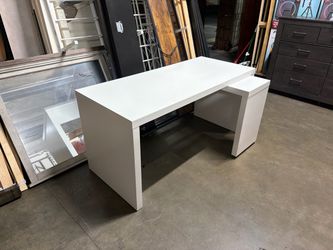 Nice White Modern Office Desk $149