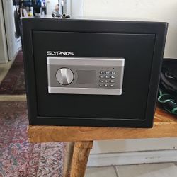 FIREPROOF DIGITAL SAFE WITH 2 KEYS