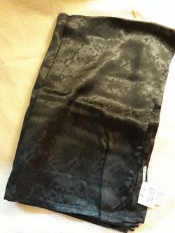 Satin baroque damask wrap 68x44"