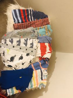 12 T-shirts 2/3T. Brands: H&M, Ralph Lauren, Baby Gap, Cat&Jack, Old Navy, Garamimals, and Circo