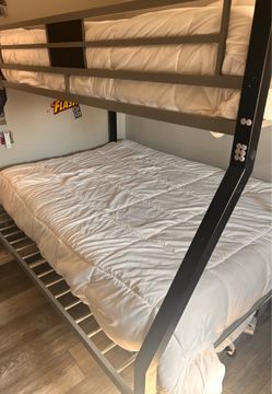 Bunk bed (metal frame, twin over full)