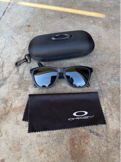 Oakley Frogskin Sunglasses Matte Black Iridium Polarized Prizm Lens