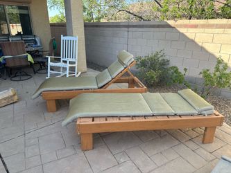 Sun lounge chairs