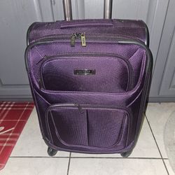 KENNETH COLE REACTION EXPANDABLE  4 WHEEL CARRYON