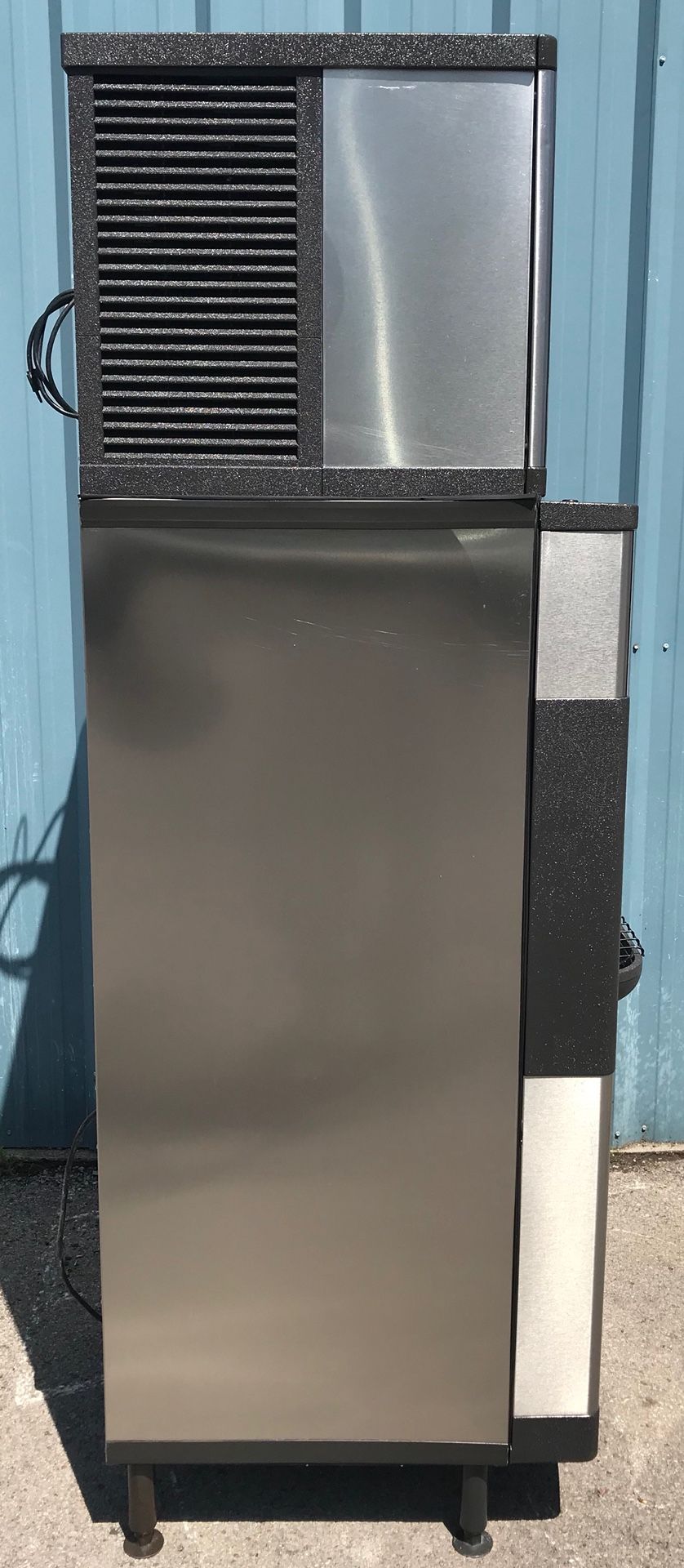 Manitowoc hotel motel ice machine maker with dispenser 430 lbs for Sale