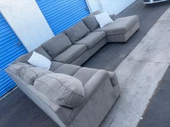 Modern huge sectional couch gray, very clean