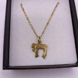 14kt Gold Necklace with Figaro Link & Hebrew Charm - 3.56g