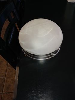 1 White light fixture