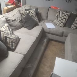 Broyhill Sectional Like New 