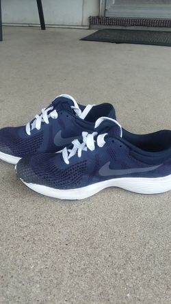 Nike Revolution 4 size 6 ladies only 20$