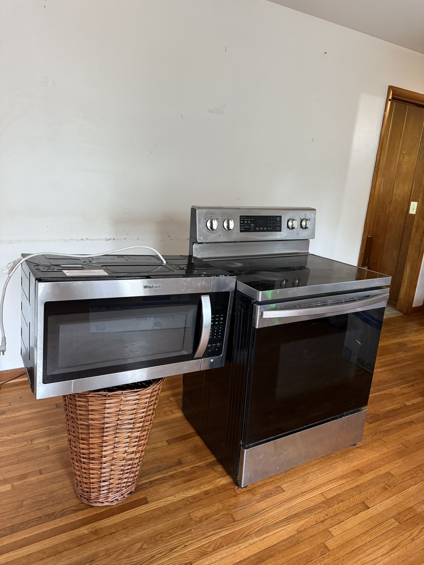 Samsaung Microwave And Oven Set 500)