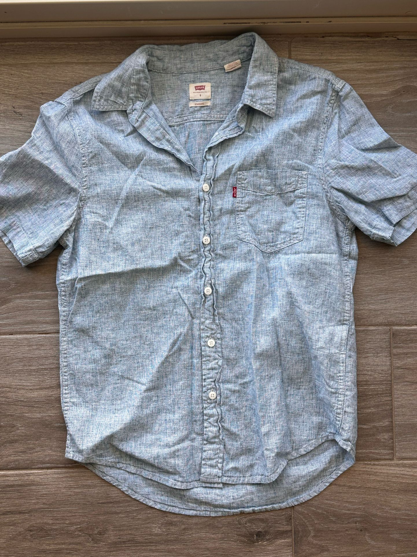 Men Levi’s Button up