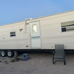 Rv año 2000 tiene 2 cuartos y un minisplit tiene título  La tengo en Alton $$6500