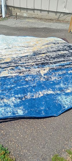 New 8 /8 circle rug thick and elegant and soft to the feet high quality masterpiece very detailed