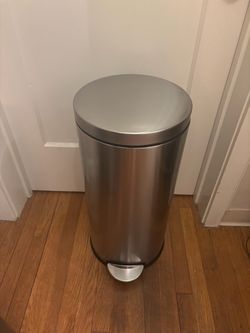 Meal trash can