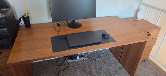 Desk with movable drawers