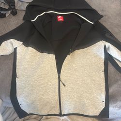 Lightly Used  Nike Tech black/grey Lg In Men’s 