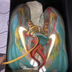 Very good show badly worn js grew out of them size 6