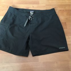 Patagonia Women’s Short Logo Embourdary Size 10  Use Twice Only