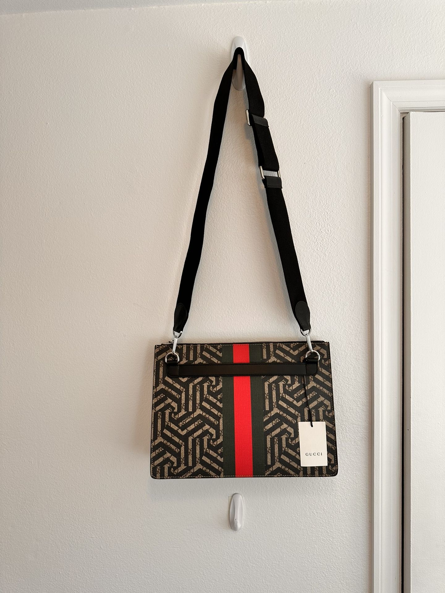 Gucci Bee Messenger Bag With Removable Shoulder Strap & Dust Bag Never Been Used/New With Tags. Stood In Dust Bag.