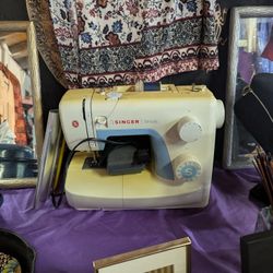 Singer Sewing Machine 