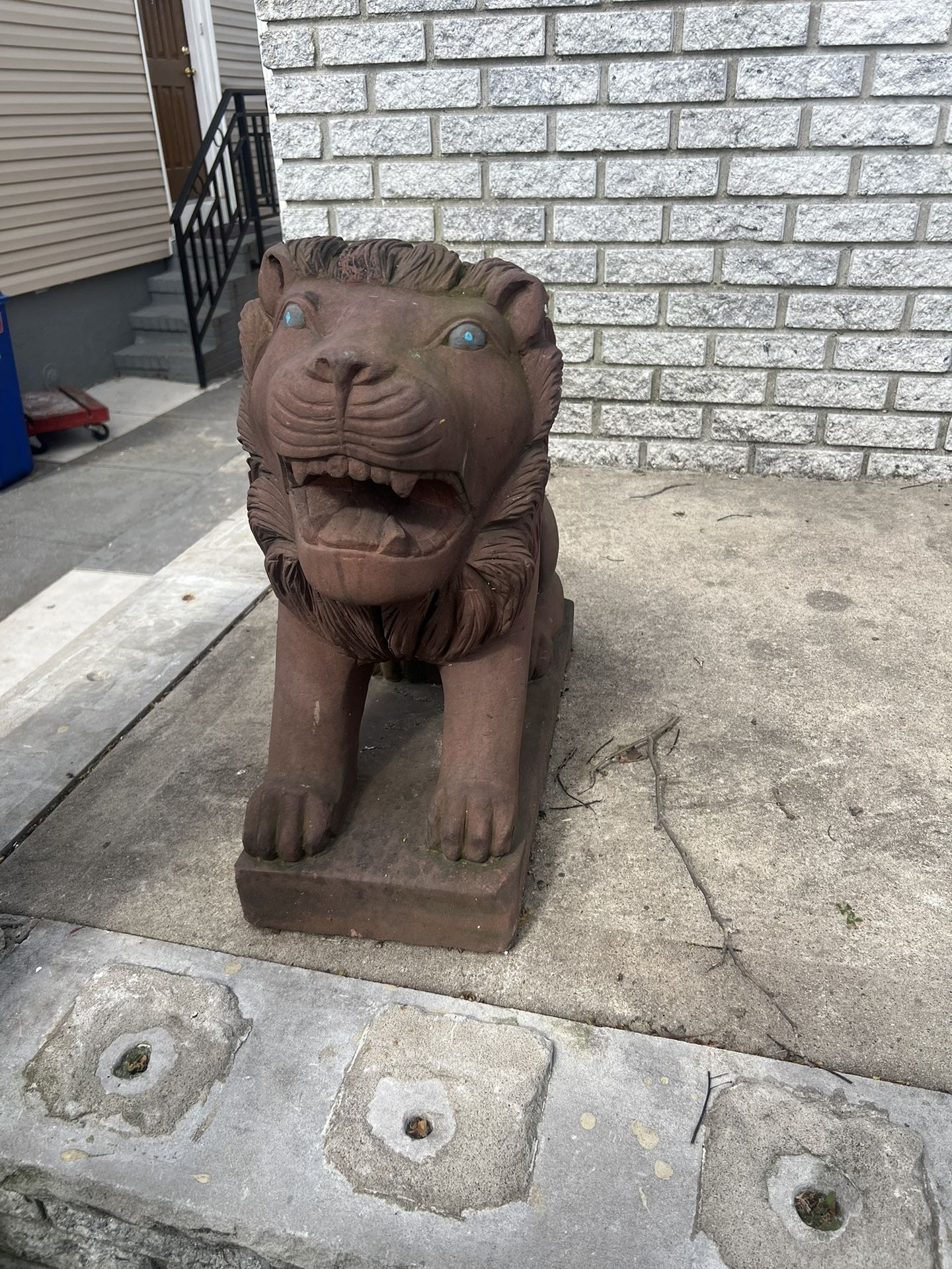 Lion Statue 