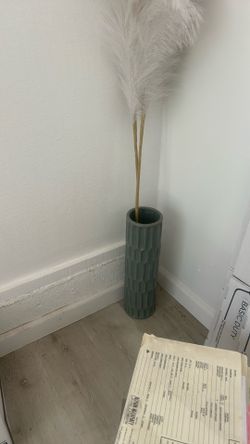 Contemporary Decor Vase With White Feathers - Like New!