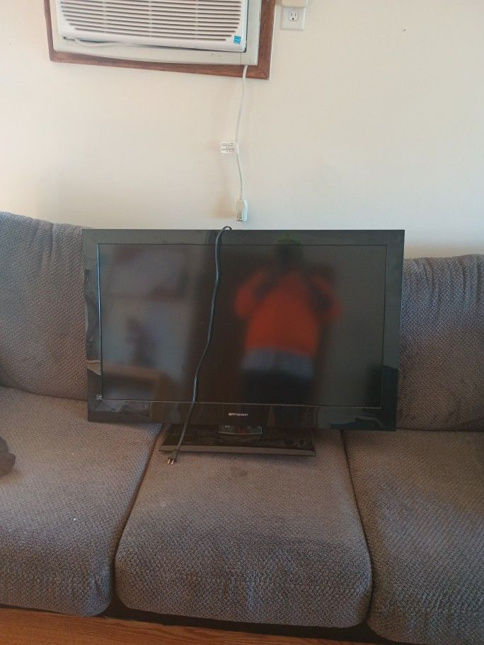 35" EMERSON TV