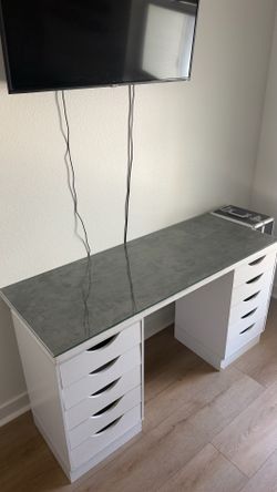 Vanity makeup table or desk