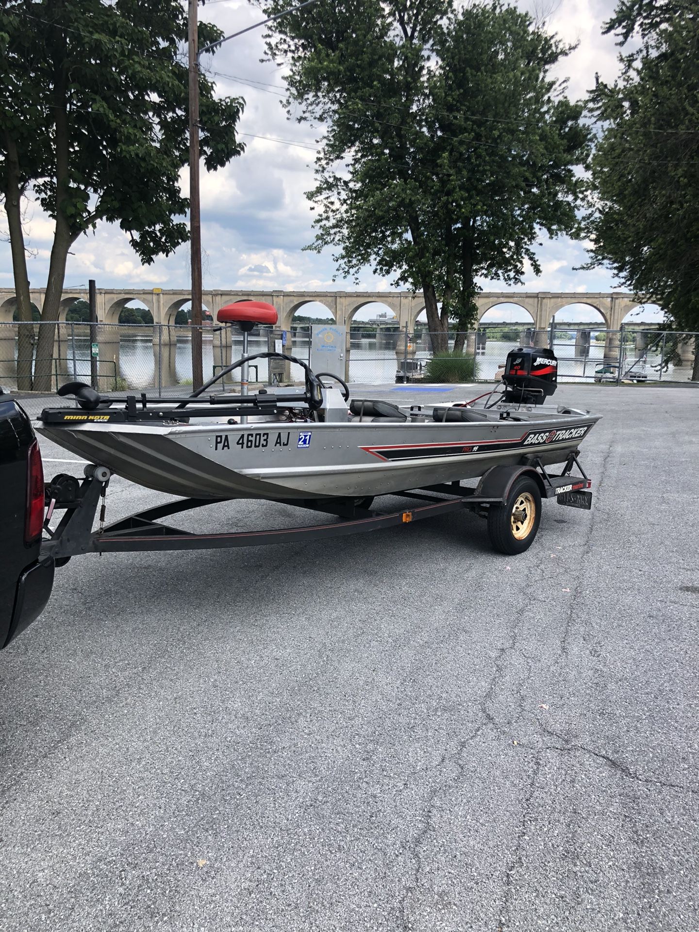 Bass tracker with 40 mercury jet