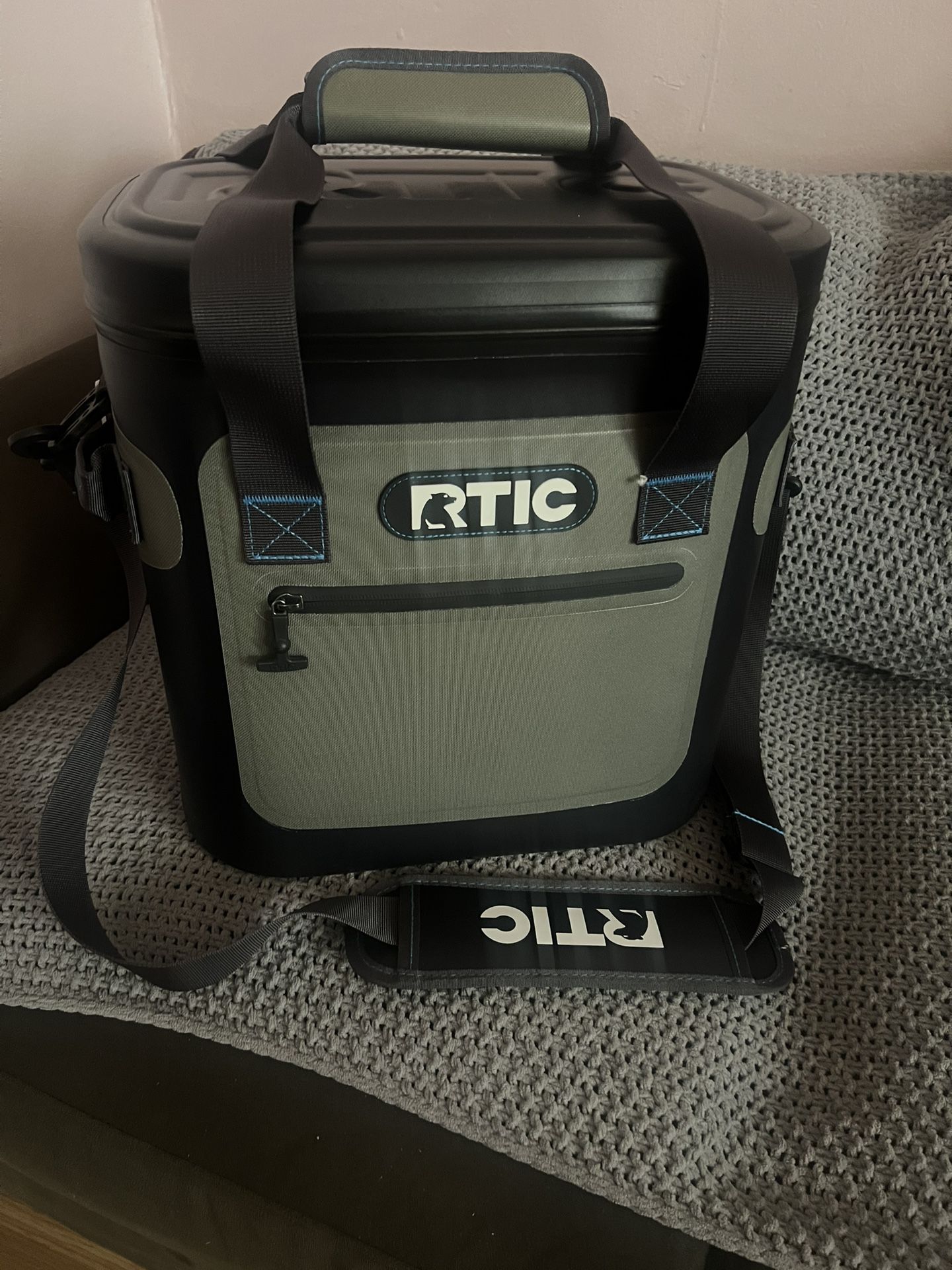 RTIC 20 Can Durable Waterproof Cooler