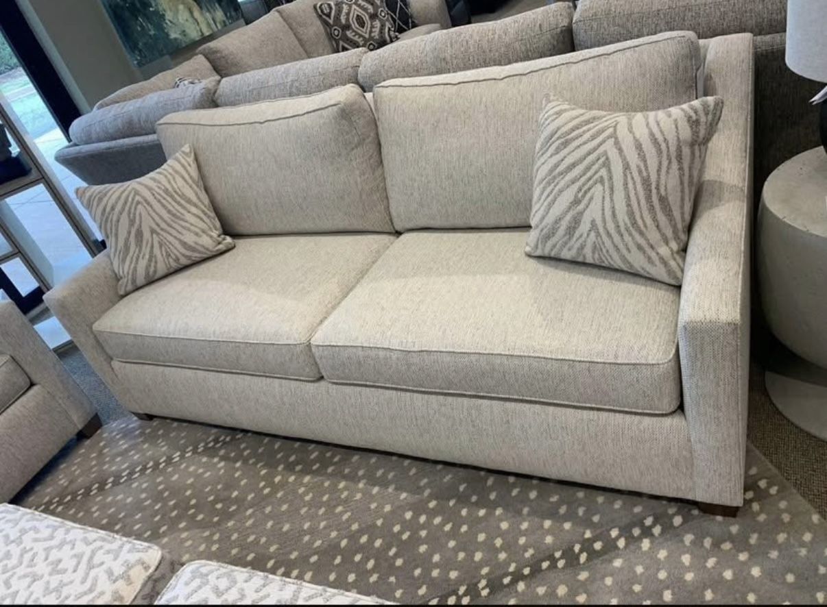 Contemporary Huntington House Sofa (Like New) – Neutral Beige/Gray Upholstery