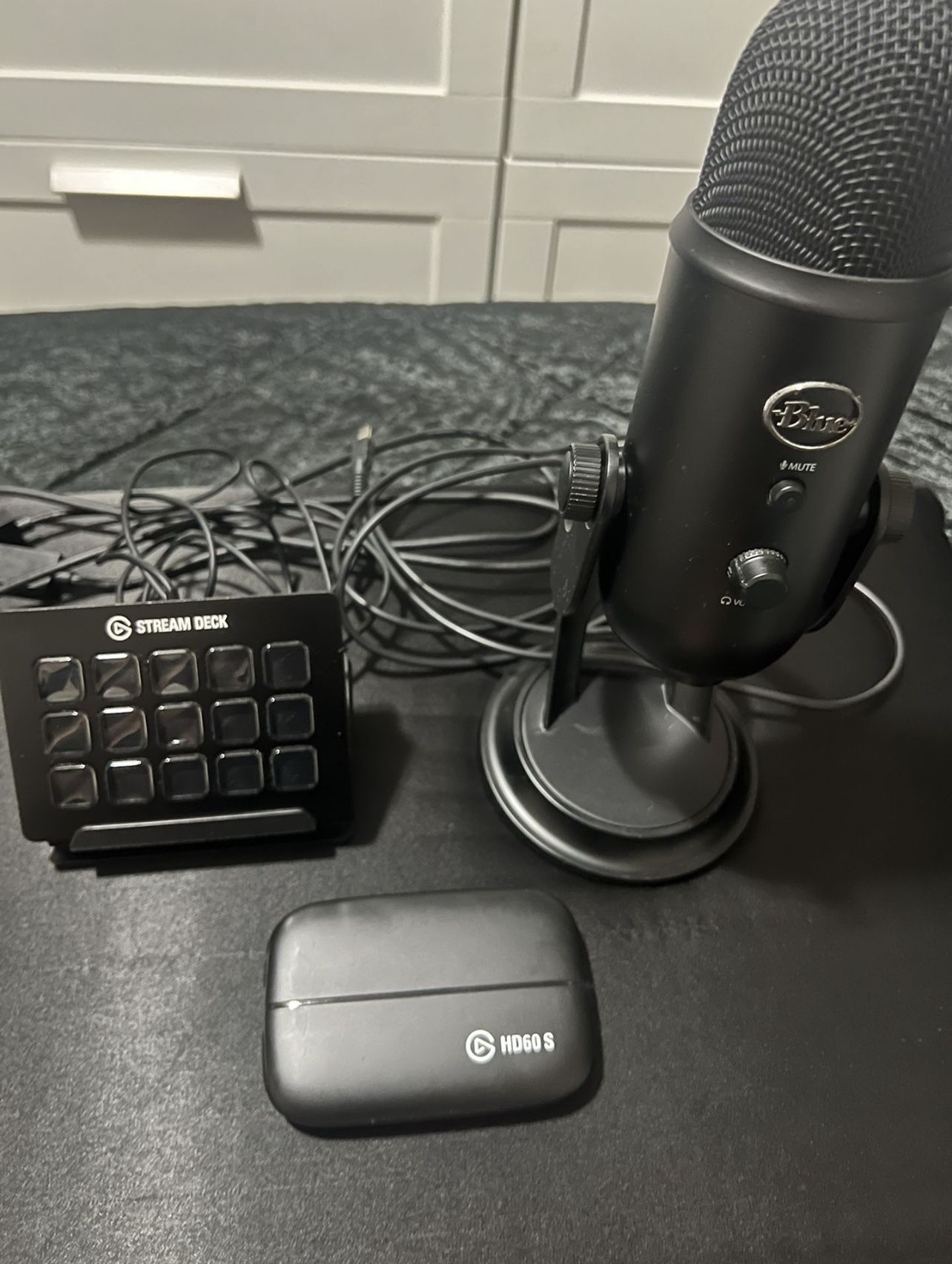 Elgato Stream Deck, Elgato HD60 S, Blue Yeti Microphone + Arm