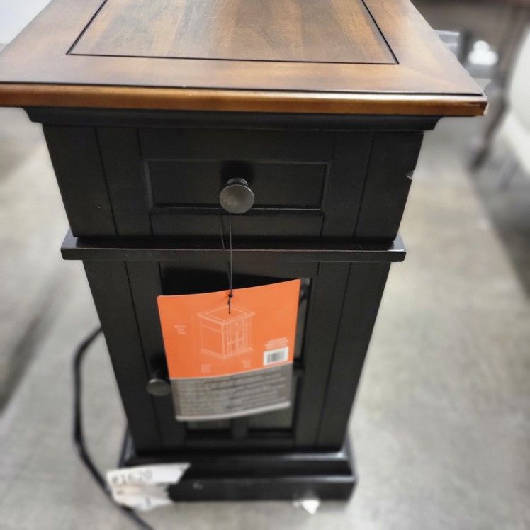 Tresanti Nathaniel Chairside Table with Power for Sale in Tempe, AZ